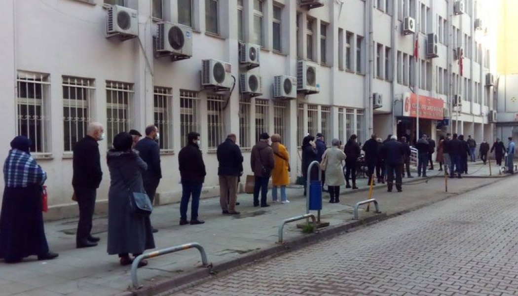 Vergi dairelerin önünde uzun kuyruklar oluştu