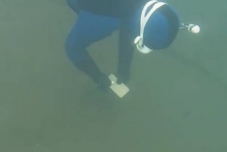 The smartphone that had been waiting in the depths of the water for six months stunned everyone