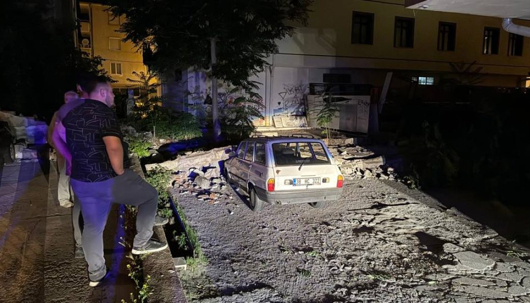 Kayseri’de bahçe duvarı çöktü; 3 araç hasar gördü › Haber | Son dakika haber