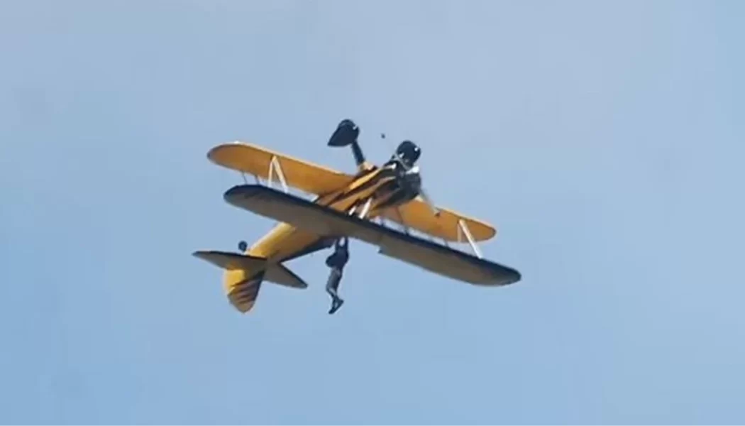 Mission Impossible sahnelerini çeken Tom Cruise, uçaktan sarkarak son çılgın numarası yaptı