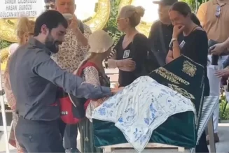 Akın Akınözü annesinin cenaze töreninde hüngür hüngür ağladı