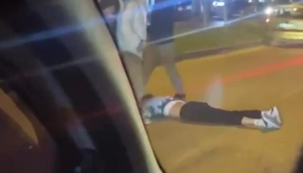 Sakarya'da kavgadan kaçarken çelmeyle düşürülen genci otomobil ezdi