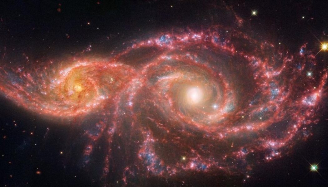 NASA kanlı gözlere benzeyen iki galaksiyi görüntüledi