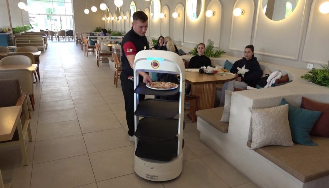 Karabük’te robot garson, görenleri şaşırtıyor