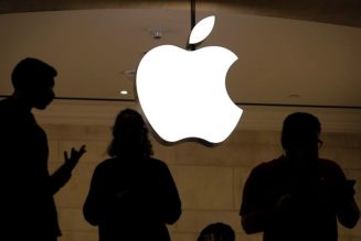 Apple çalışanlarını gözetlemekle suçlanıyor