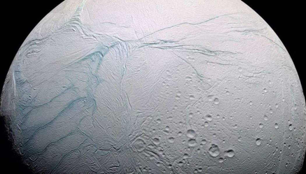Satürn’ün uydusu Enceladus’ta kaybolan karanlık bir nokta bulundu